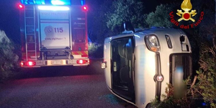 Incidente stradale a Caprera, sul posto i vigili del fuoco