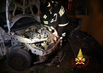 San Teodoro: carica esplosiva sotto il vano motore di una Fiat Punto