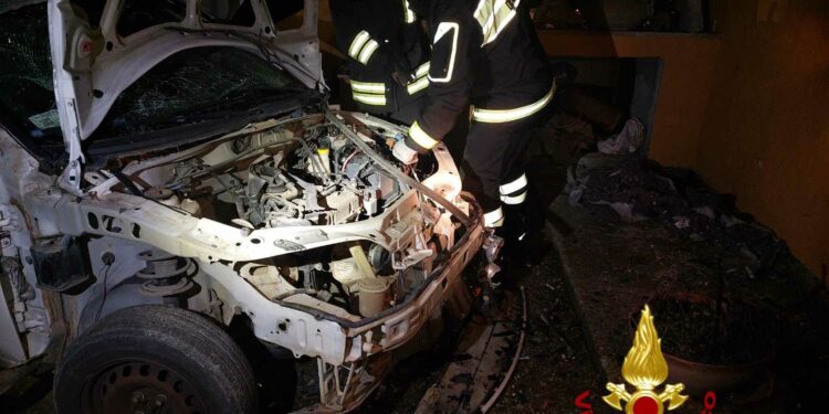 San Teodoro: carica esplosiva sotto il vano motore di una Fiat Punto