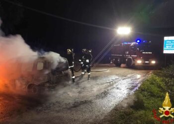 A fuoco un’auto poco dopo lo svincolo di Orani