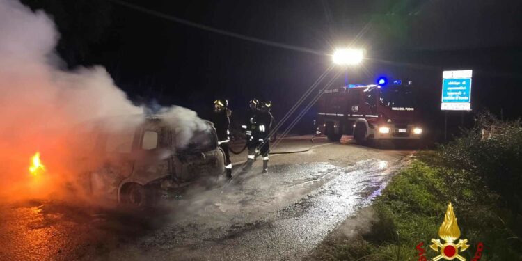 A fuoco un’auto poco dopo lo svincolo di Orani