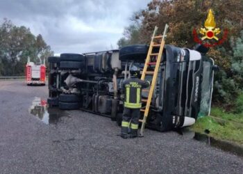 Arborea: camion della raccolta del vetro si rovescia, intervengono i vigili del fuoco