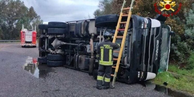Arborea: camion della raccolta del vetro si rovescia, intervengono i vigili del fuoco