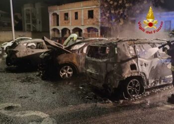 Monserrato: quattro auto a fuoco in via Monte Arci