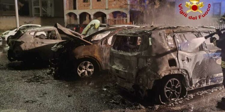 Monserrato: quattro auto a fuoco in via Monte Arci