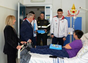 I vigili del fuoco del Comando di Cagliari, UNICEF ed una delegazione del Cagliari Calcio hanno consegnato i “Regali sospesi”, ai piccoli pazienti dell’ARNAS G. Brotzu