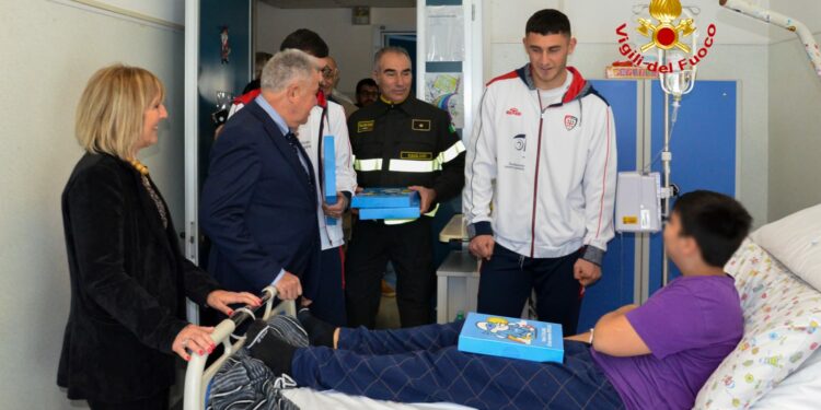 I vigili del fuoco del Comando di Cagliari, UNICEF ed una delegazione del Cagliari Calcio hanno consegnato i “Regali sospesi”, ai piccoli pazienti dell’ARNAS G. Brotzu