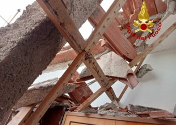 Cannigione: crollo parziale del tetto di un’abitazione in via Marco Polo