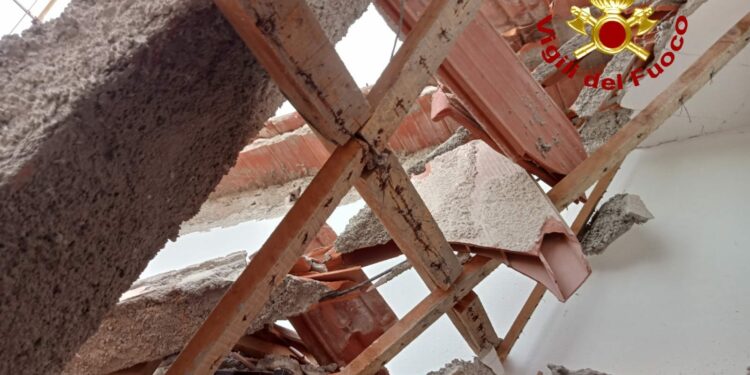 Cannigione: crollo parziale del tetto di un’abitazione in via Marco Polo