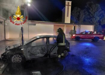 Orosei: a fuoco un’auto, sul posto i vigili del fuoco