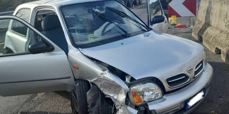 Nuoro: tamponamento fra due auto sulla statale 131