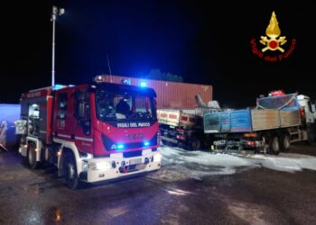 Elmas: a fuoco due camion, intervengono i vigili del fuoco