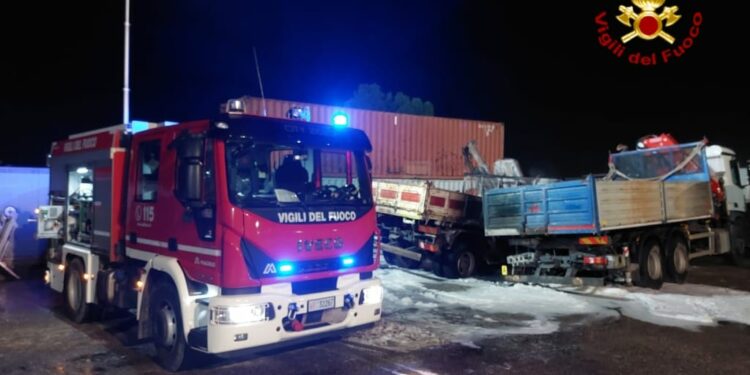 Elmas: a fuoco due camion, intervengono i vigili del fuoco