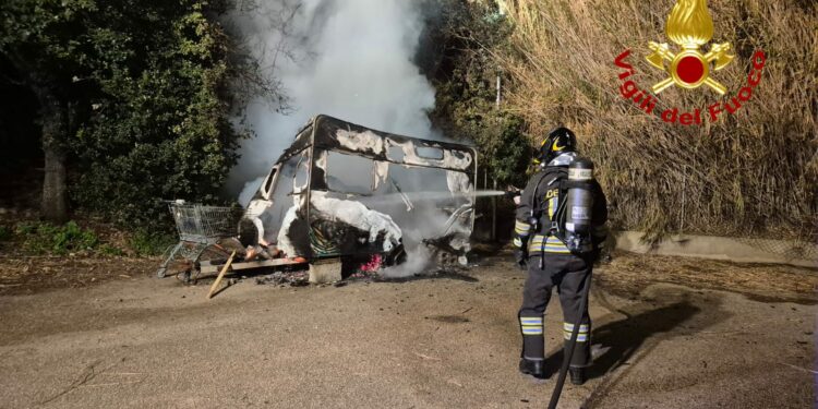 Santa Teresa Gallura: a fuoco una roulotte a Muzzeddu