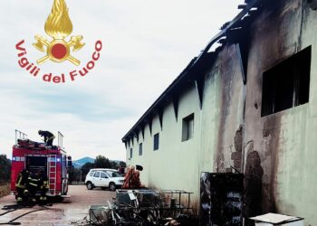 Arzachena: a fuoco un capannone a “Lu Pireddu”