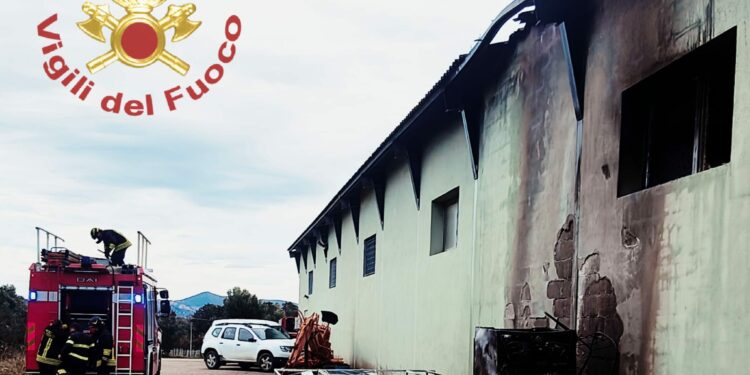 Arzachena: a fuoco un capannone a “Lu Pireddu”