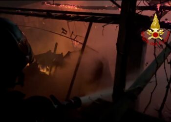 Cabras: a fuoco un’abitazione, intervengono i vigili del fuoco