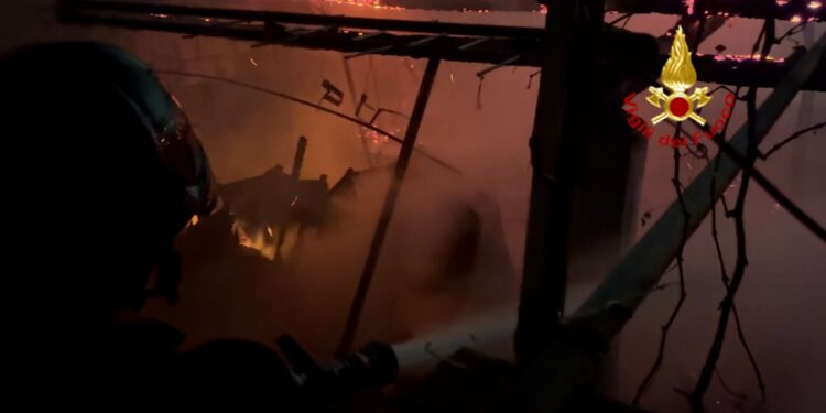 Cabras: a fuoco un’abitazione, intervengono i vigili del fuoco