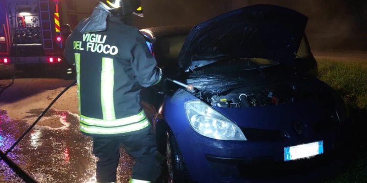 Siniscola: a fuoco un’auto in via Matteotti