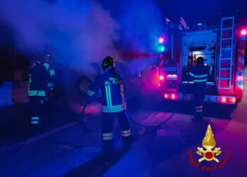 Siniscola: a fuoco un’auto in via Vivaldi