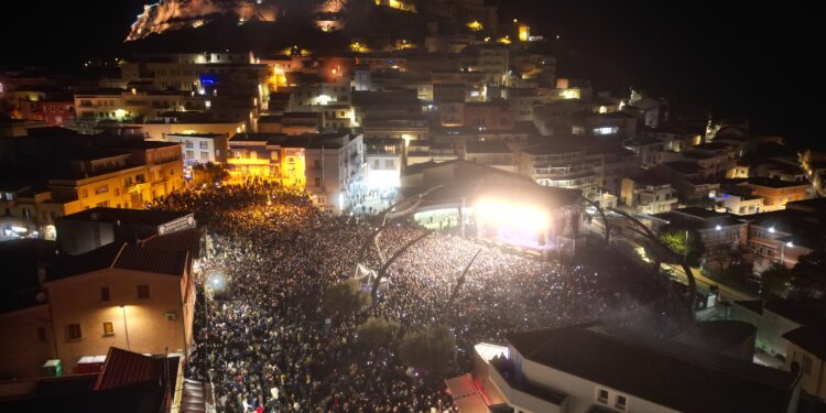 Sono state oltre 10mila le presenze a Castelsardo per Elodie ed Irama