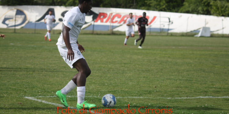 Tennyson Omoregie, ex Carbonia, è un nuovo calciatore del Lavis, squadra trentina del girone C della serie D