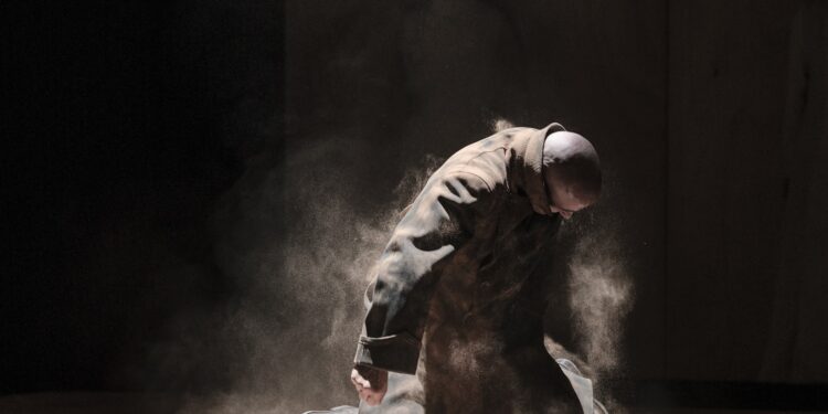 Oggi a Sassari, da domani a domenica a Cagliari, va in scena Tragùdia / Il canto di Edipo” per la Grande Prosa del CeDAC Sardegna