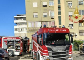 I vigili del fuoco sono intervenuti in via Agostino Castelli, a Cagliari, per un incendio che si è sviluppato in un quadro elettrico contatori di una palazzina condominiale