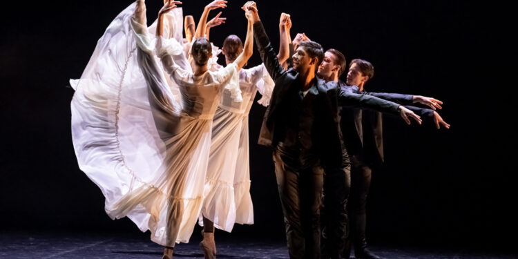 Il fascino e l’eleganza delle danze viennesi in “Alles Walzer”, venerdì a Sassari, sabato e domenica a Cagliari, per la stagione della Grande Danza del CeDAC