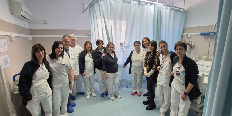 L’associazione “Komunque Donne” di Oristano ha donato le nuove tende per garantire la privacy ai pazienti dell’Oncologia