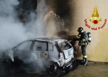La Maddalena: auto a fuoco in via Santa Teresa Gallura