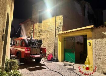 Nuoro: a fuoco un’abitazione in via Sassari
