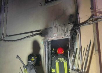Giave: a fuoco una palazzina nel centro storico, una persona al Pronto Soccorso