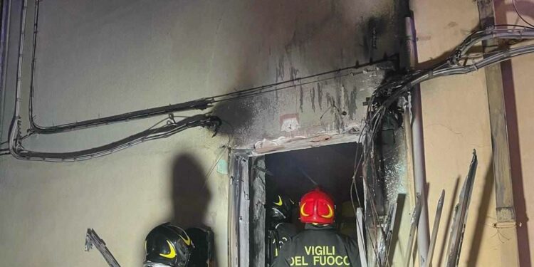 Giave: a fuoco una palazzina nel centro storico, una persona al Pronto Soccorso