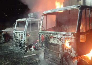 A fuoco 12 autocompattatori nella zona industriale di Orgosolo e sulla provinciale Arzana-Lanusei