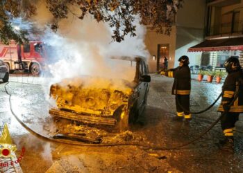 Bitti: due auto a fuoco in piazza Asproni