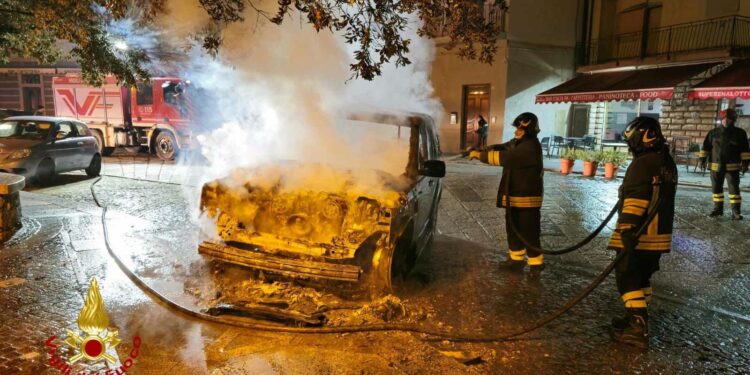 Bitti: due auto a fuoco in piazza Asproni