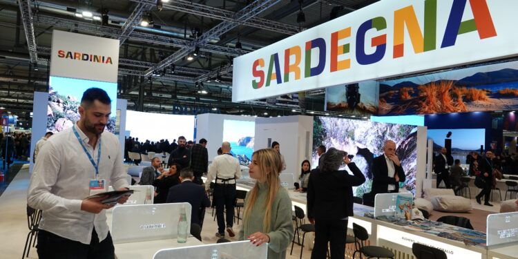 Gli assessori Franco Cuccureddu e Mariaelena Motzo hanno inaugurato lo stand della Sardegna alla BIT di Milano