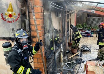 Li Punti: a fuoco una veranda, sul posto i vigili del fuoco