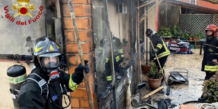 Li Punti: a fuoco una veranda, sul posto i vigili del fuoco