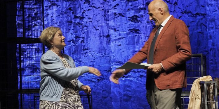 “Le Gratitudini”, per la stagione di prosa 2024/2025 del CeDAC, questa sera ad Alghero, domani a Olbia, sabato a Tempio, domenica a San Gavino Monreale e lunedì a Carbonia