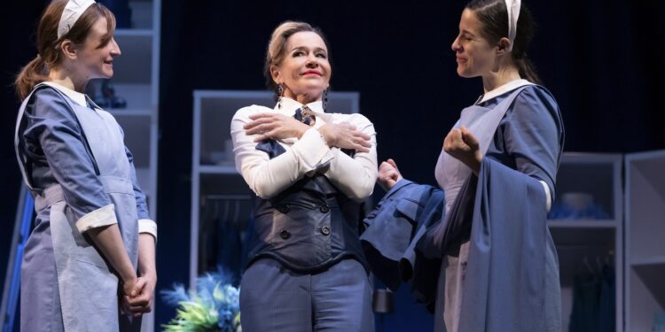 Eva Robin’s è Madame ne “Le Serve” di Jean Genet, in tournée nell’Isola sotto le insegne della Stagione di Prosa 2024-2025 organizzata dal CeDAC Sardegna