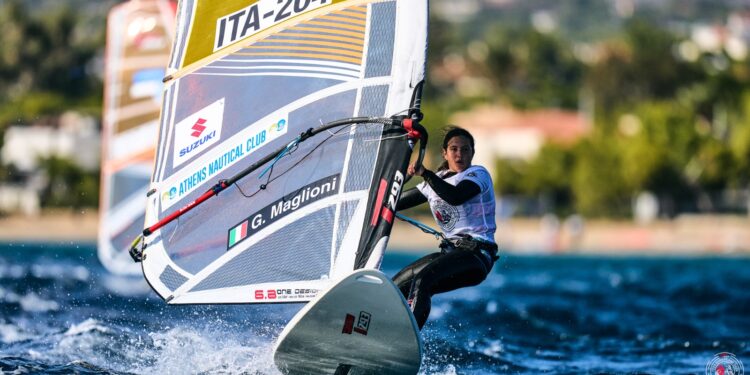 Giovani windsurfisti in gara per il titolo regionale