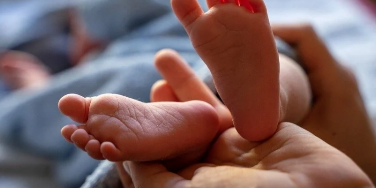 Alghero, mobilitazione popolare per la riapertura del punto nascite: «Costretti ad andare a Sassari anche in casi di emergenza»