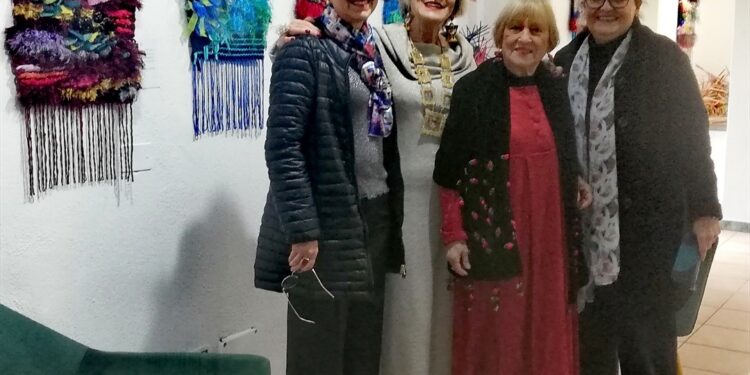 A Nuoro in mostra alla Galleria Picassart “La trama tessuta e narrata” di Nietta Condemi de Felice