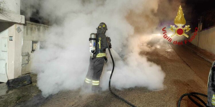 Pula: a fuoco un’auto in via Salvo D’Acquisto