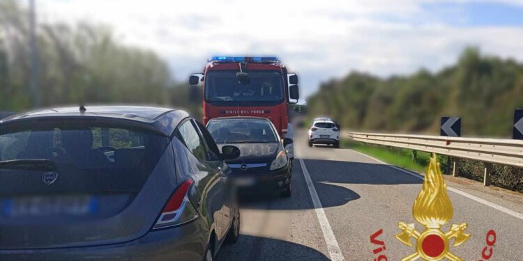 Incidente stradale sulla statale 125, due persone in ospedale