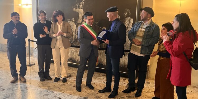 Porto Torres: targa di ringraziamento all’artista Giovanni Dettori per la generosa donazione al Comune della stampa della xilografia “OttoMani”