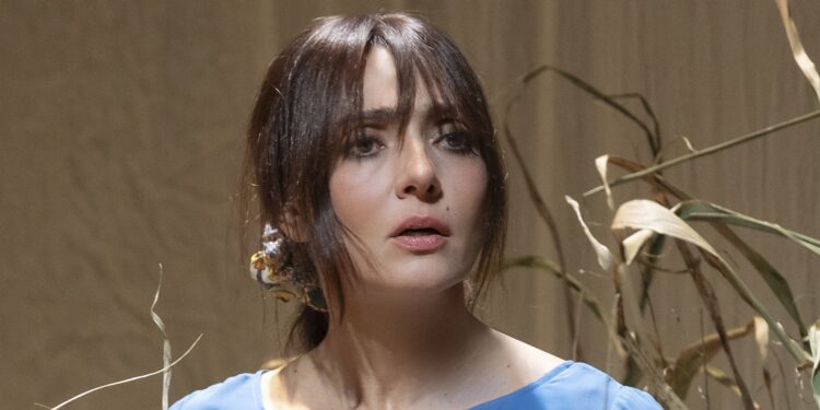 Ambra Angiolini in scena con “Oliva Denaro” – martedì 4 marzo alle 20.30 a Sassari e da mercoledì 5 fino a domenica 9 marzo a Cagliari