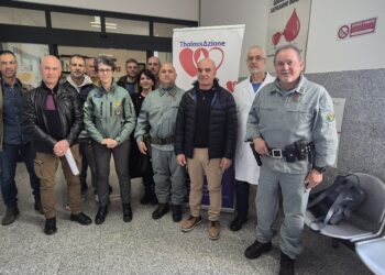 Il personale del Corpo forestale all’ospedale San Martino per donare il sangue: «Vicini a chi ha bisogno»
